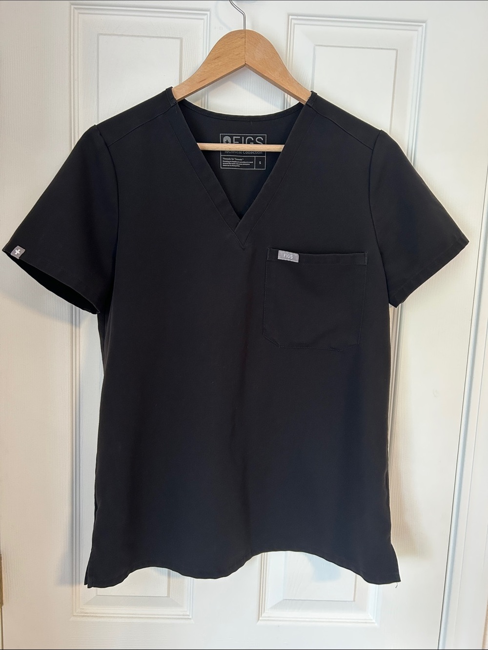 FIGS women’s V -Neck Scrub Top - Black